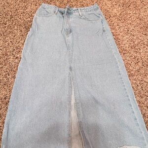 Denim skirt w/ slit